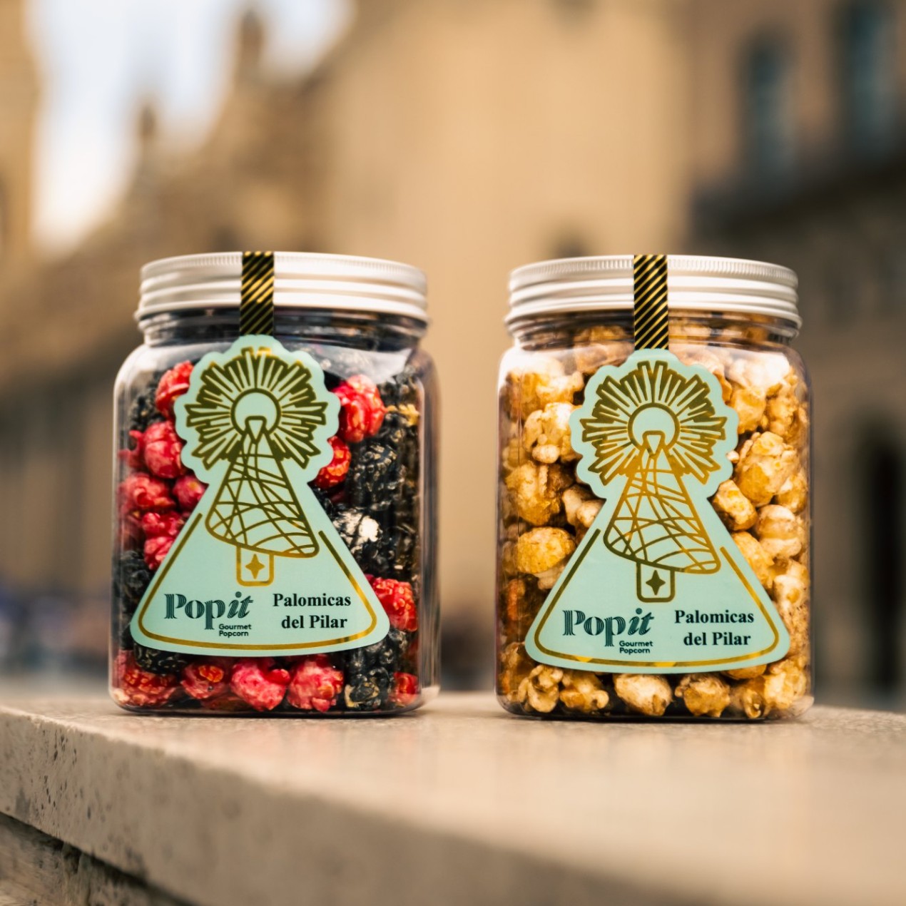 Tarros de Palomicas del Pilar de Popit con la Basílica del Pilar de fondo